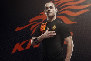 弗兰克展望新赛季，直言球队传控环节亟待提升，对西蒙斯状态充满期待