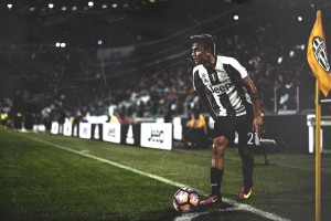 萨拉赫神态轻松现身场边引关注 未进名单仍享菠萝悠闲时刻