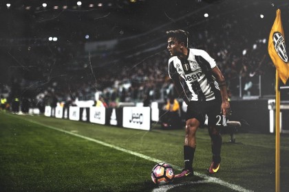 萨拉赫神态轻松现身场边引关注 未进名单仍享菠萝悠闲时刻