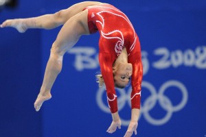 足总杯赛场卢顿与绿森林流浪激战，每粒进球化作千株新绿