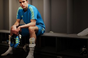 世体点评新星表现引争议，年轻中场球场存在感亟待提升